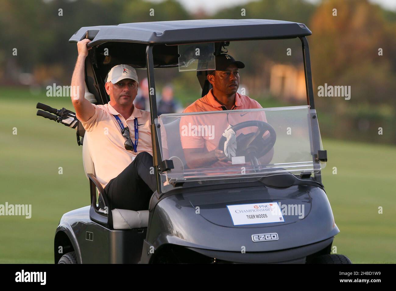 Orlando, Floride, États-Unis.18th décembre 2021.Tiger Woods (R) et  vice-président exécutif de TGR, Tiger Woods Ventures, Rob McNamara fait un  tour en voiturette de golf sur le 18th trous lors de la première