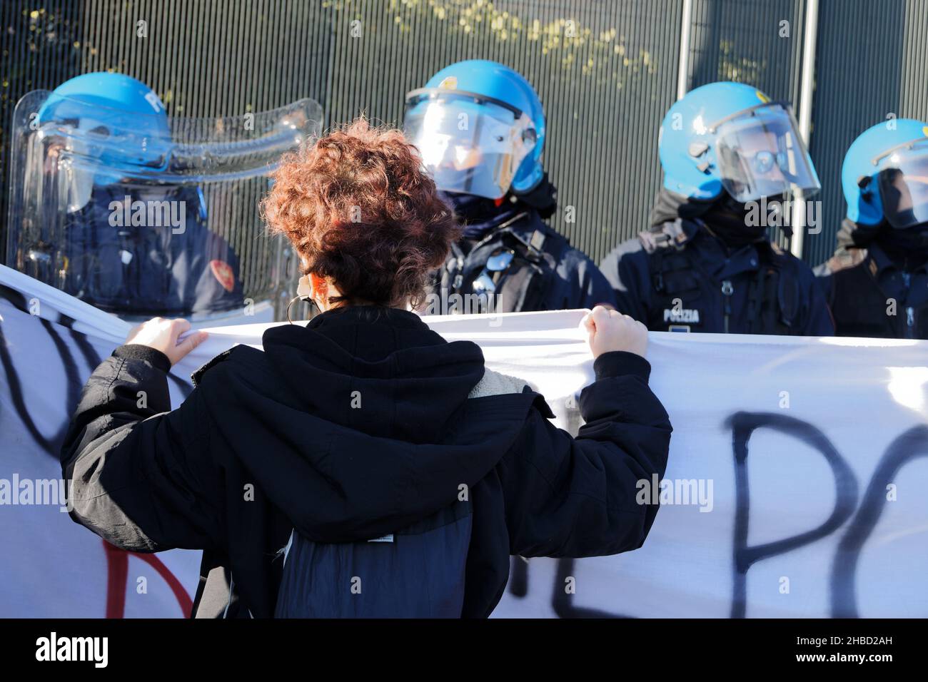 Turin, Italie.17th décembre 2021.Les gens manifestent devant le tribunal de la ville contre la police accusée de battre une fille pendant une détention.De la Banque D'Images
