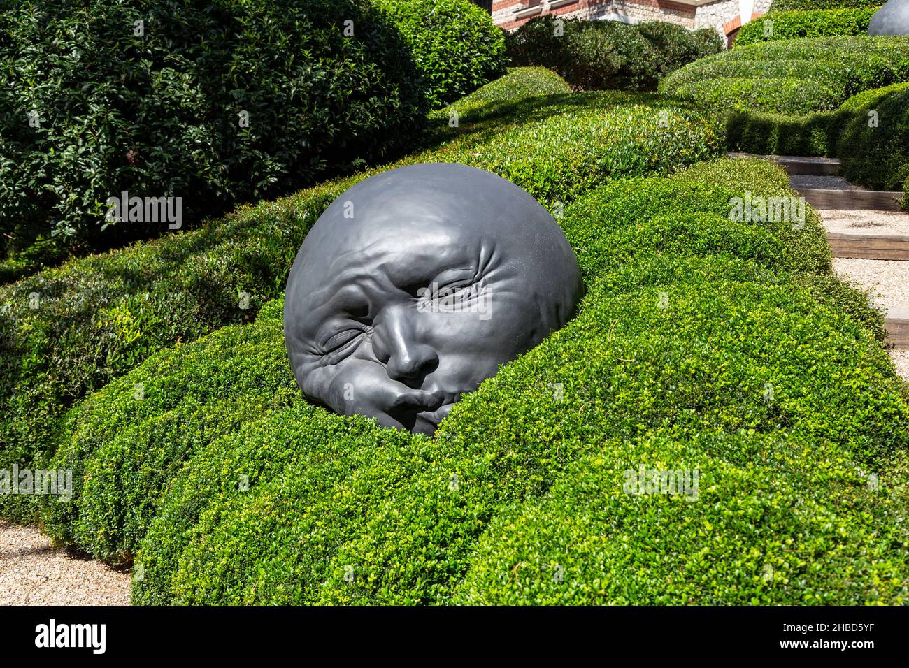 ETRETAT, FRANCE - 1 SEPTEMBRE 2019 : il s'agit d'un fragment de l'installation des raindrops de la collection d'art moderne dans le jardin des émotions. Banque D'Images