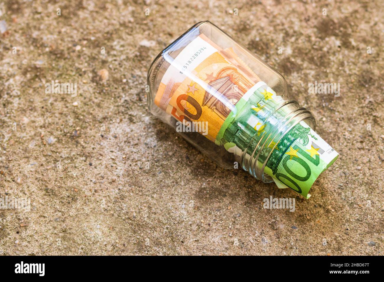 Un gros plan de billets en papier dans un pot en verre - concept d'économie Banque D'Images