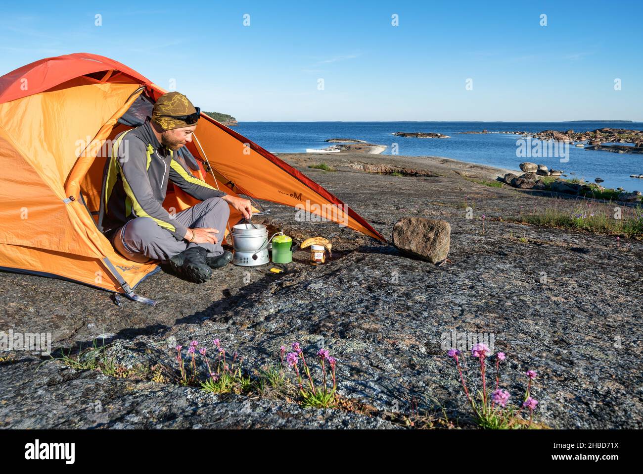 Camping et petit-déjeuner de cuisine à l'île d'Ulko-Tammio, Hamina, Finlande Banque D'Images