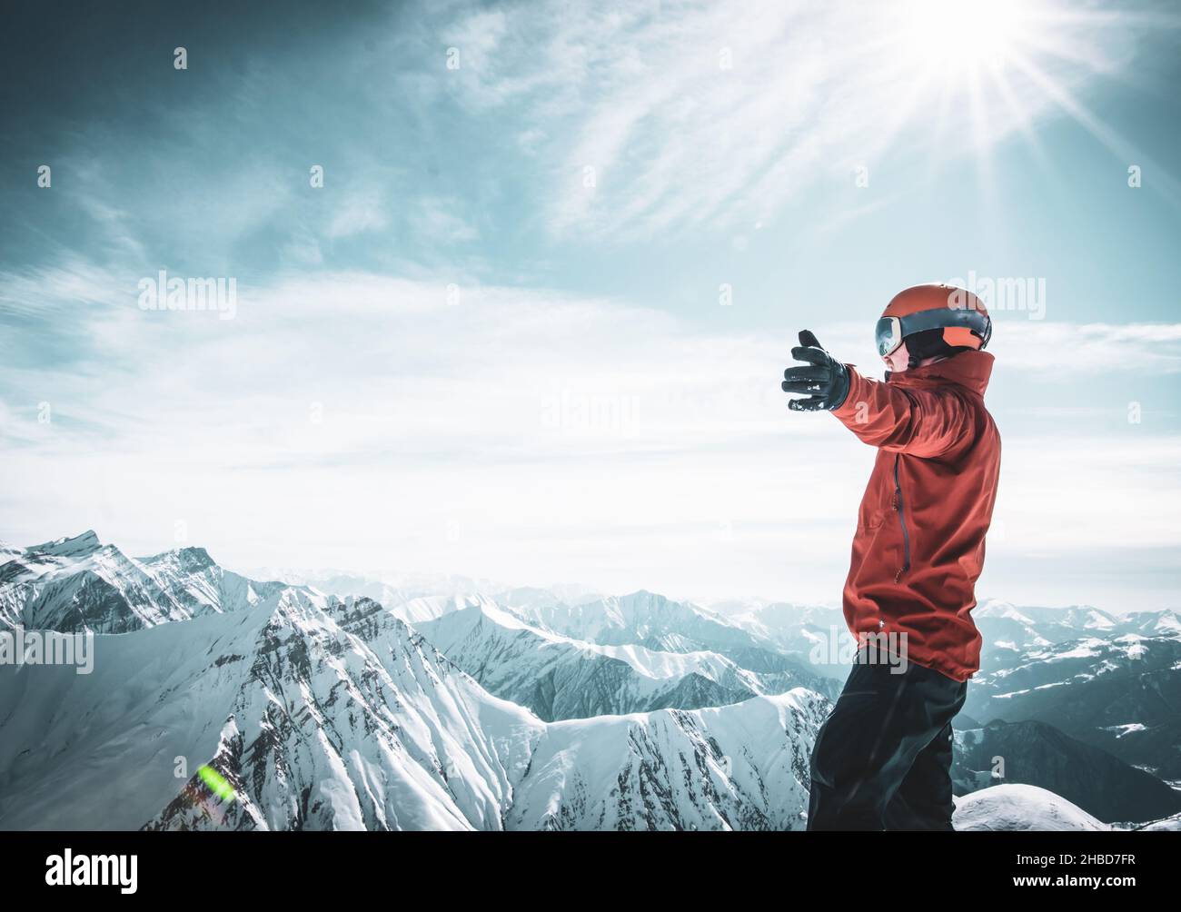 Homme personne aloen en hiver tenue de ski quitté aime panorama des montagnes avec les mains panées.Le ski de Gudauri en Géorgie. Banque D'Images