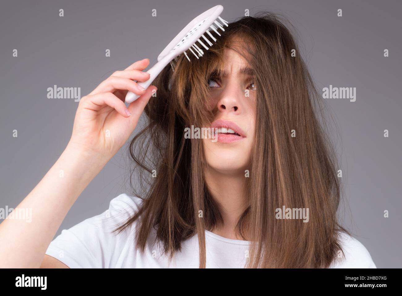 Perte de cheveux femme avec un peigne et problème de cheveux. Concept de  perte de cheveux et de problèmes chauves Photo Stock - Alamy