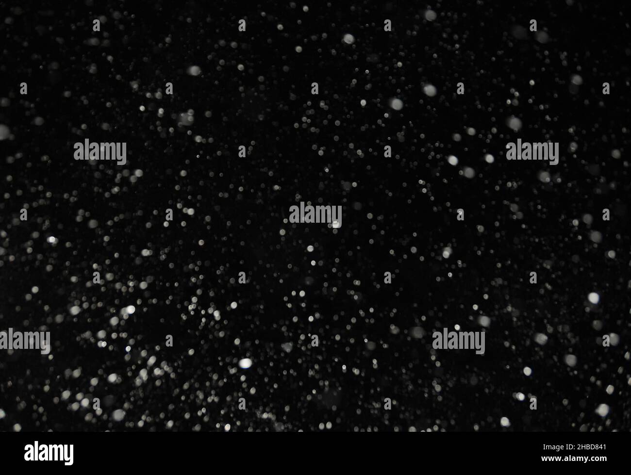 texture du bokeh de neige sur fond noir, flocons de neige tombant dans la superposition du ciel Banque D'Images