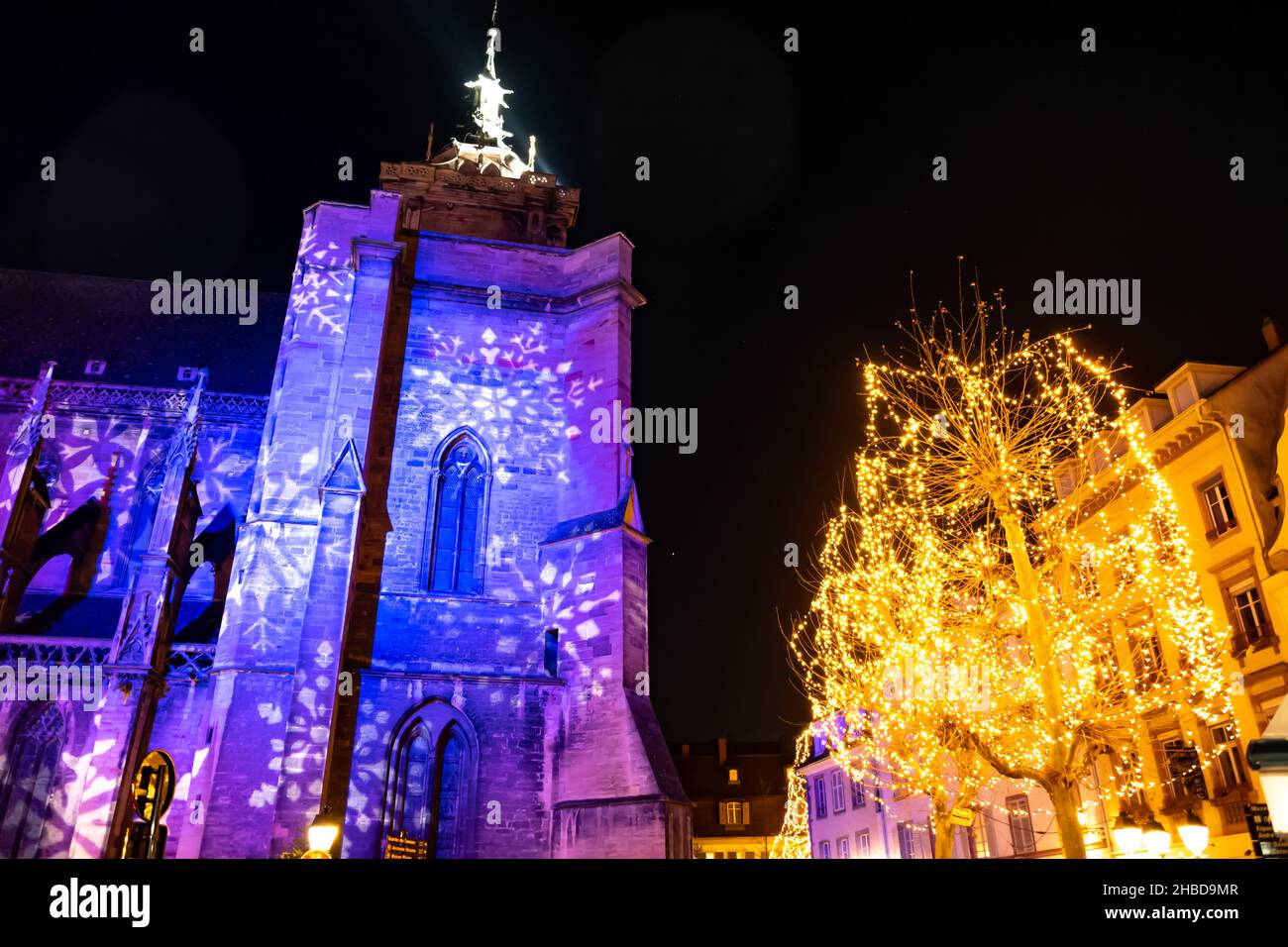 Église Saint-Martin à Colmar dans l'illumination de Noël Banque D'Images