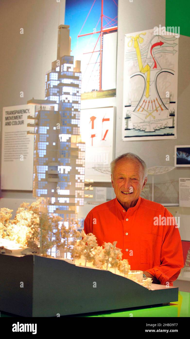 Photo du dossier datée du 16/07/2013 de l'architecte Richard Rogers se tient à côté d'un modèle de son design de 1992 pour un système de logement industrialisé non construit en Corée du Sud dans le cadre de l'exposition Richard Rogers RA: Inside Out à la Royal Academy of Arts, dans le centre de Londres.L'architecte du dôme du millénaire est décédé à l'âge de 88 ans.Date de publication : dimanche 19 décembre 2021. Banque D'Images