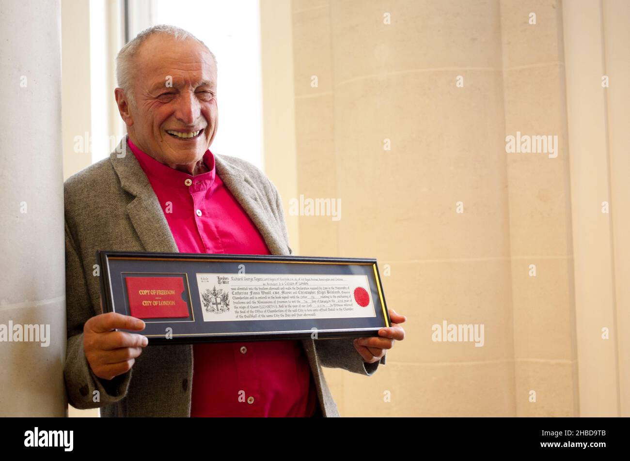 Photo du dossier datée du 07/02/2014 de Lord Richard Rogers reçoit la liberté de la ville à la Guildhall Art Gallery, en reconnaissance de sa contribution à l'architecture et à l'urbanisme.L'architecte du dôme du millénaire est décédé à l'âge de 88 ans.Date de publication : dimanche 19 décembre 2021. Banque D'Images