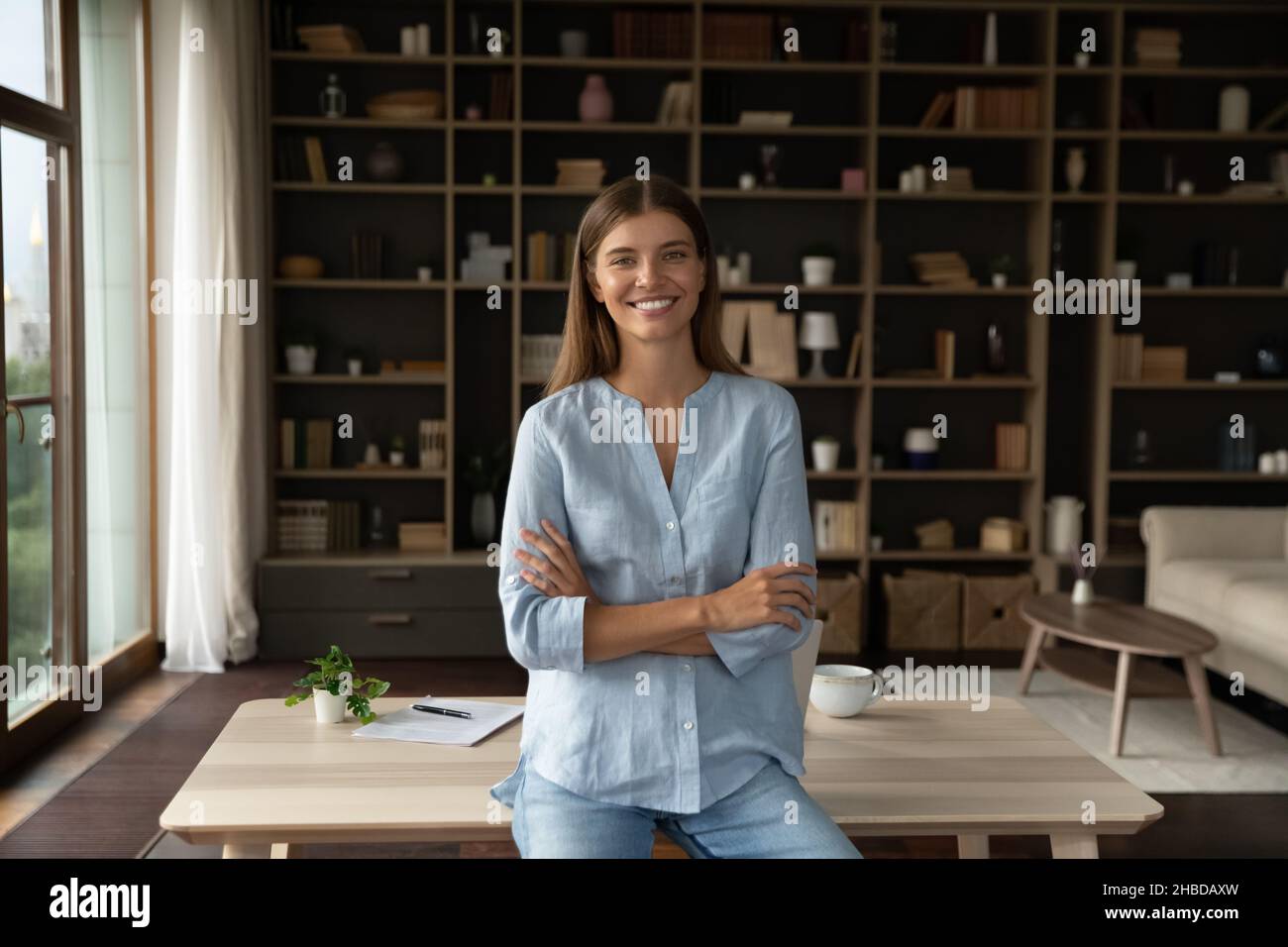 Concentrée jeune belle femme calculant le budget mensuel domestique. Banque D'Images