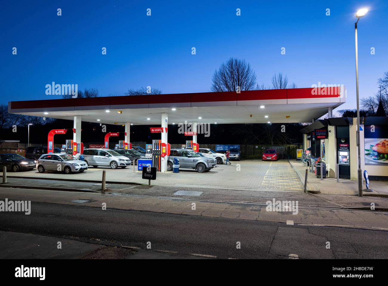 Vue en début de soirée sur une station essence Esso à Hertfordshire, Angleterre. Banque D'Images