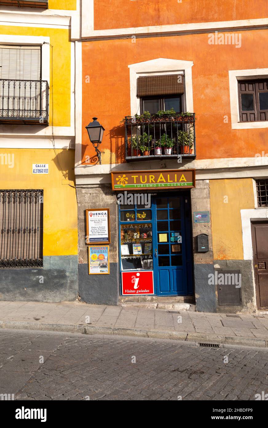 Petite boutique de Turalia, proposant des guides touristiques dans la partie historique de Cuenca, Castille la Manche, Espagne Banque D'Images
