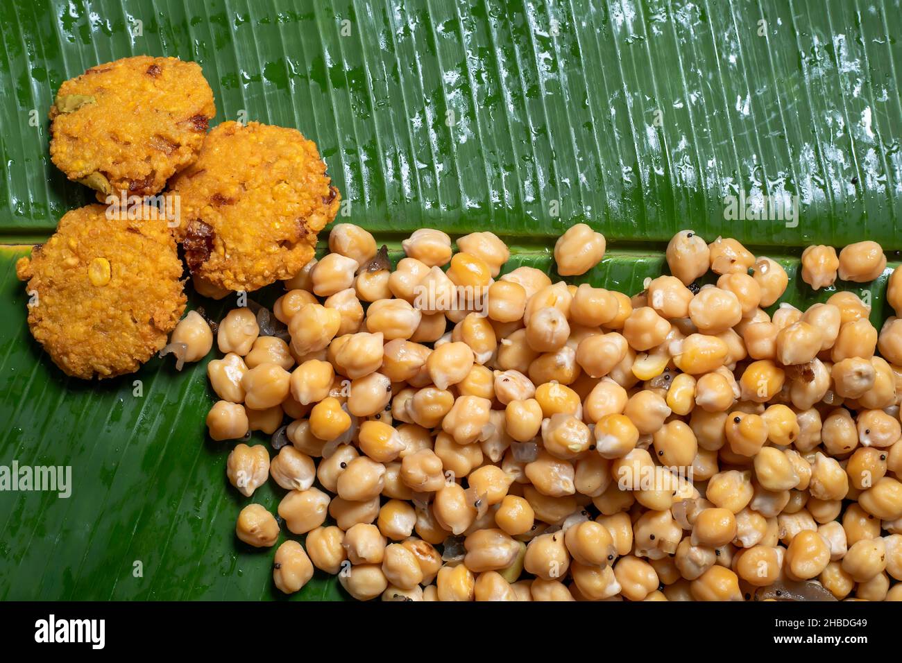 Collations sud-indiennes pois chiches Sundal et Masala Vada (Lentil AMA) à Banana Leaf.C'est une cuisine festive. C'est un festival très populaire du sud de l'Inde Banque D'Images