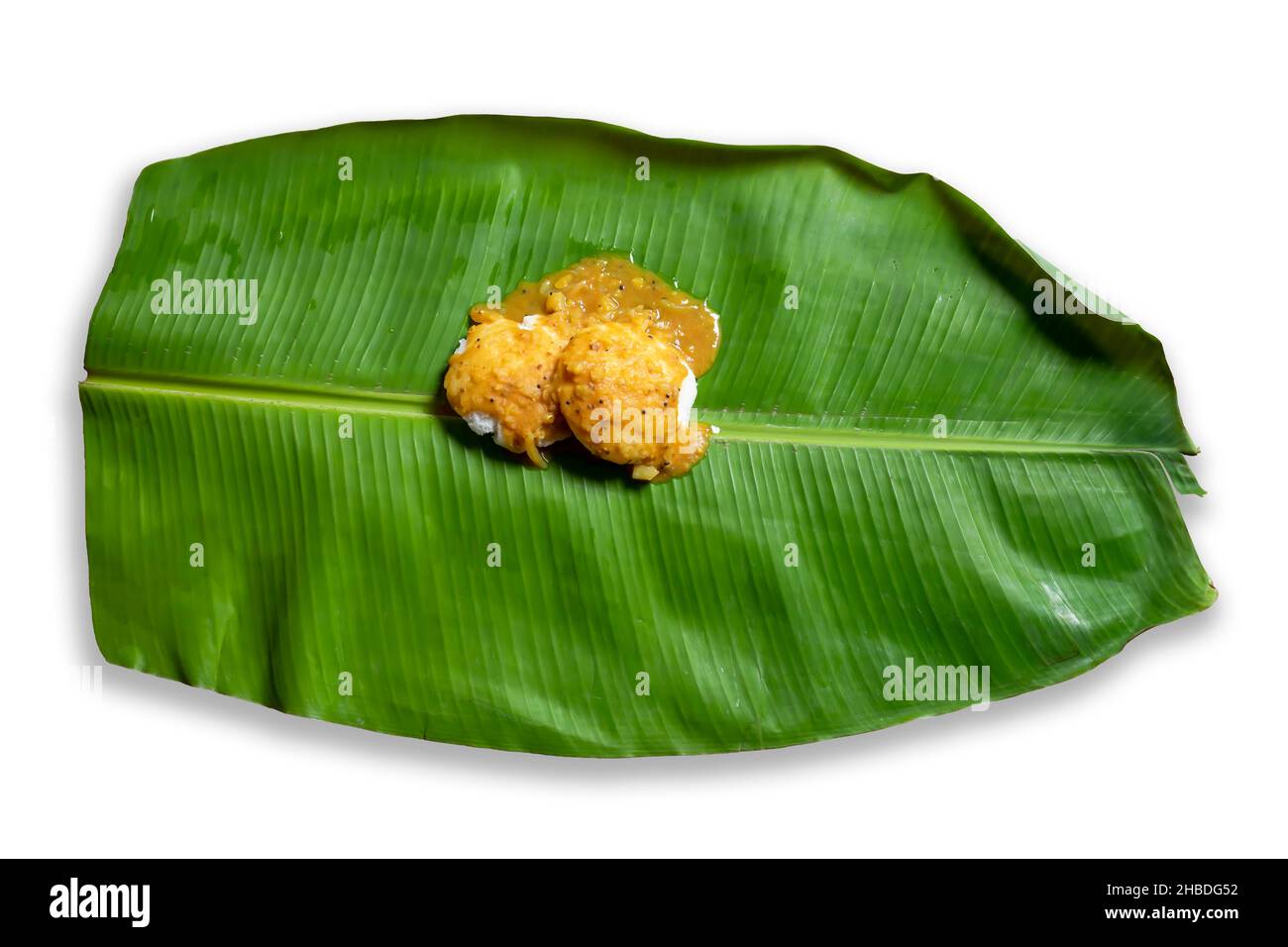 petit-déjeuner indien du sud IDLI maison avec Sambar sur feuille de banane isolée sur blanc, vue de dessus. Banque D'Images