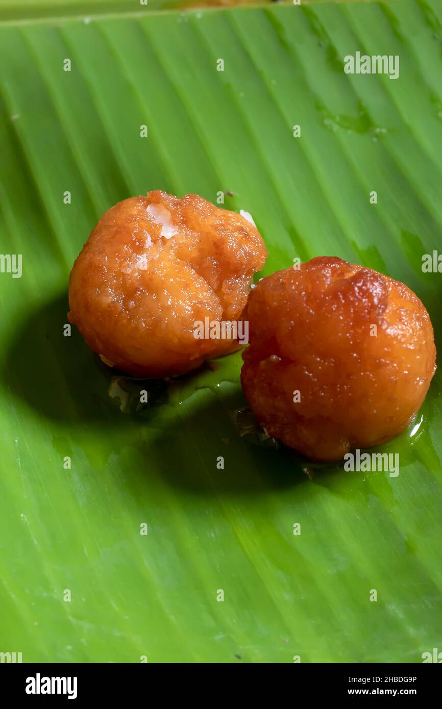 Un Gulab Jamun en feuille de banane.Sweet-dish indien. Banque D'Images
