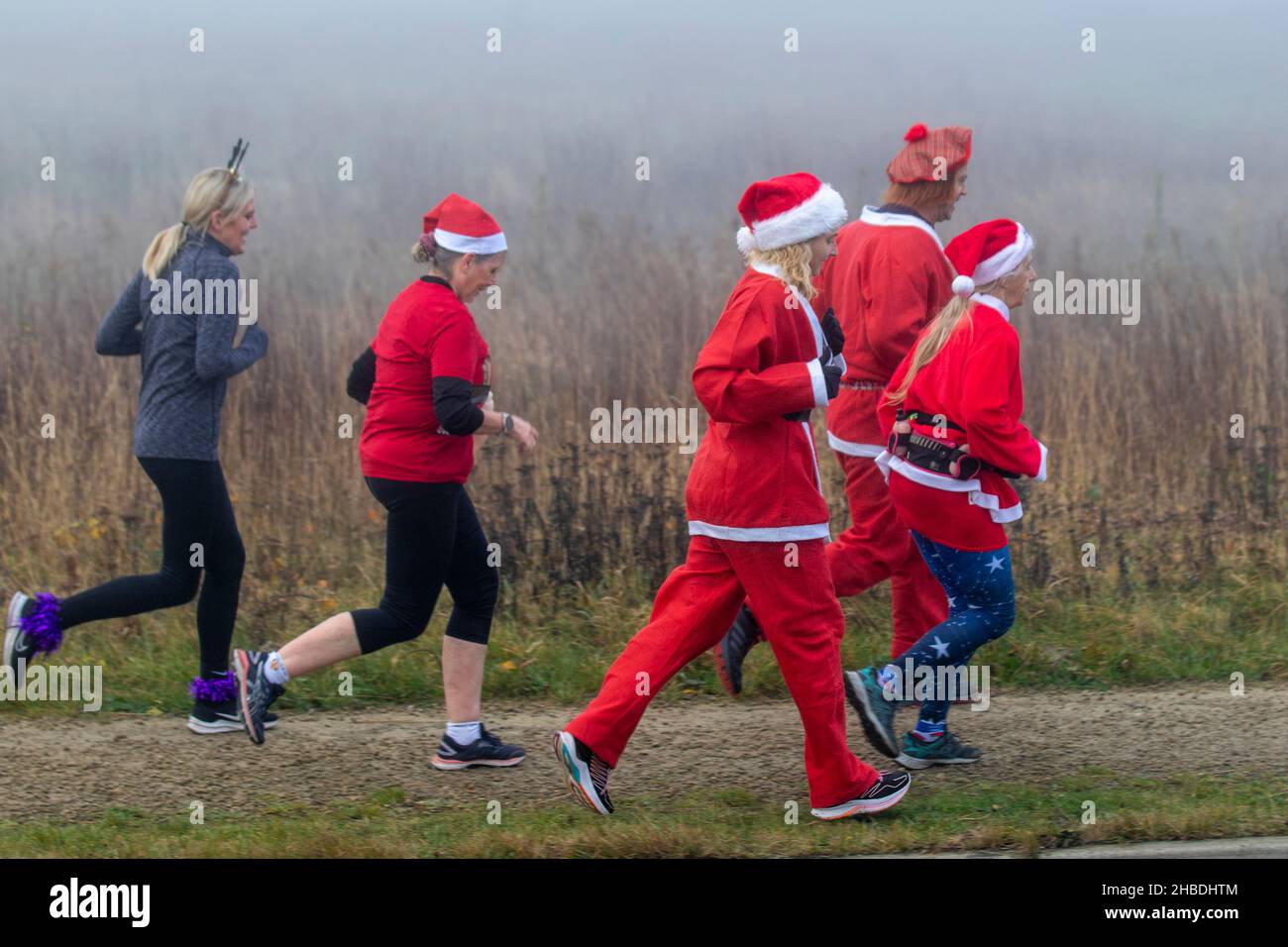 Southport, Merseyside.Météo au Royaume-Uni ; 18th décembre 2021.Brouillard dense après la nuit la plus froide de l'année dans la ville côtière du nord-ouest.Les résidents du complexe peuvent faire de l'exercice léger le matin sur la promenade du front de mer par temps froid et brumeux.Crédit; MediaWordImages/AlamyLiveNews Banque D'Images