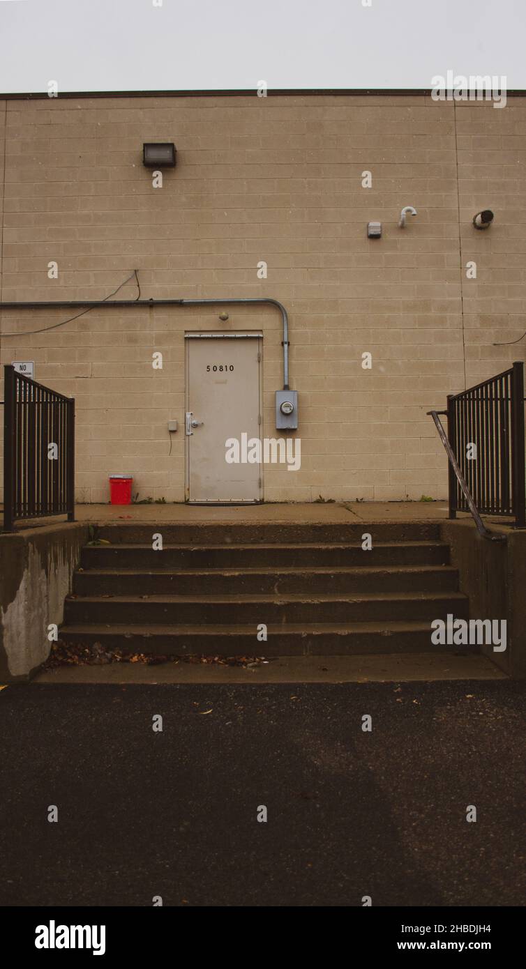 Une photo verticale de l'arrière d'un bâtiment industriel à Detroit, Michigan Banque D'Images