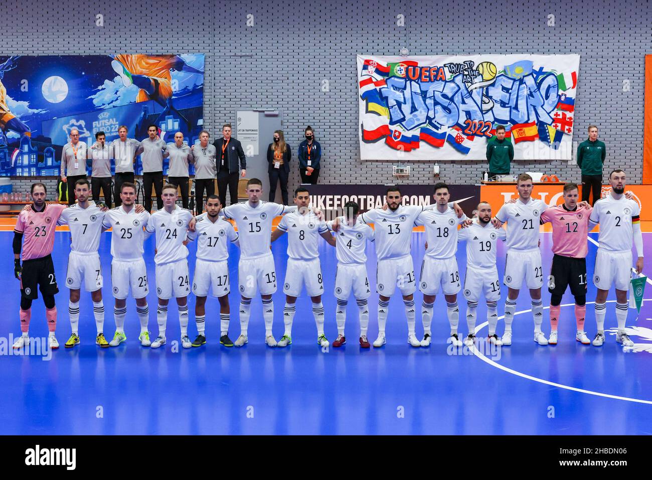 ZEIST, PAYS-BAS - DÉCEMBRE 19 : alignez l'équipe d'Allemagne pendant l'hymne national avec le gardien de but Christian de Groodt d'Allemagne, Vidoje Matic d'Allemagne, Fedor Brack d'Allemagne, Tarik Hadziavdic d'Allemagne, Fouad Aghnima d'Allemagne, Malik Hadziavdic d'Allemagne, Gabriel Oliveira d'Allemagne, Suad Ak d'Allemagne,Muhammet Sozer d'Allemagne, Ayturk Gecim d'Allemagne, Mert Sipahi d'Allemagne, Fabian Schulz d'Allemagne, Goalkeeper Philipp Pless d'Allemagne, Christopher Wittig d'Allemagne pendant le match international du tournoi de Futsal masculin entre la France et l'Allemagne au campus de KNVB le 19 décembre 2021 in Banque D'Images