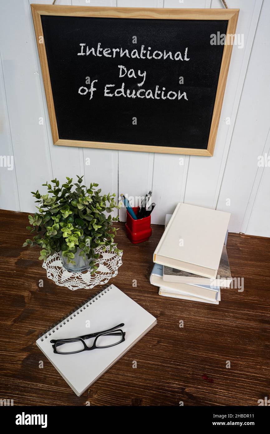 la représentation de la journée internationale de l'éducation avec des livres et un carnet sur une table Banque D'Images