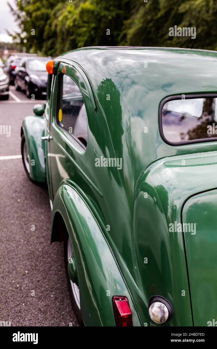 Woodbridge Suffolk UK août 27 2021: Une condition de menthe 1956 Ford populaire garée dans un parking public Banque D'Images