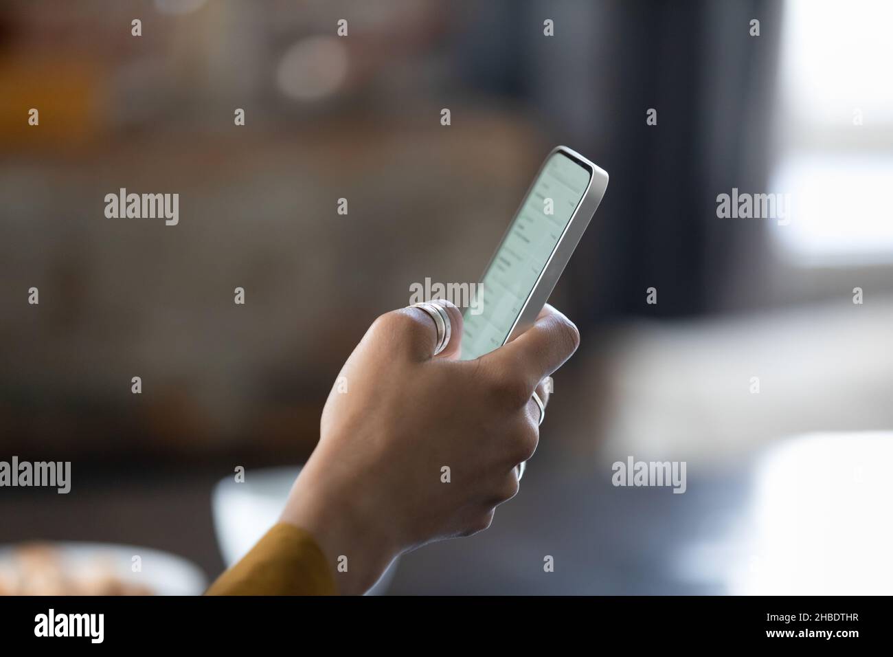 Gros plan sur le smartphone entre les mains des femmes. Banque D'Images