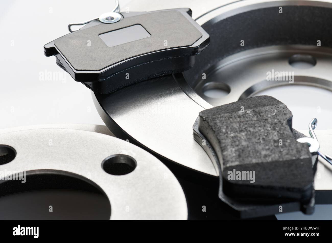 Vue macro des plaquettes et des disques de frein.Thème de l'entretien de la voiture Banque D'Images