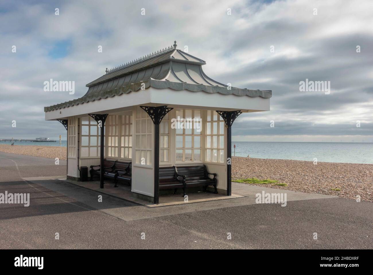 Singulièrement britannique, promenade ou abri de plage, Worthing, West Sussex. Banque D'Images