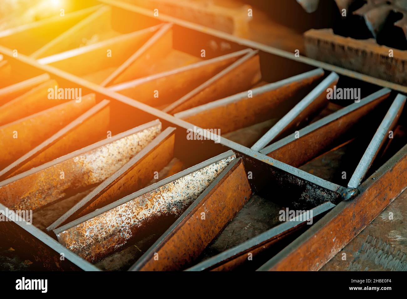 Le produit métallique se trouve sur un établi en atelier.Arrière-plan industriel. Banque D'Images