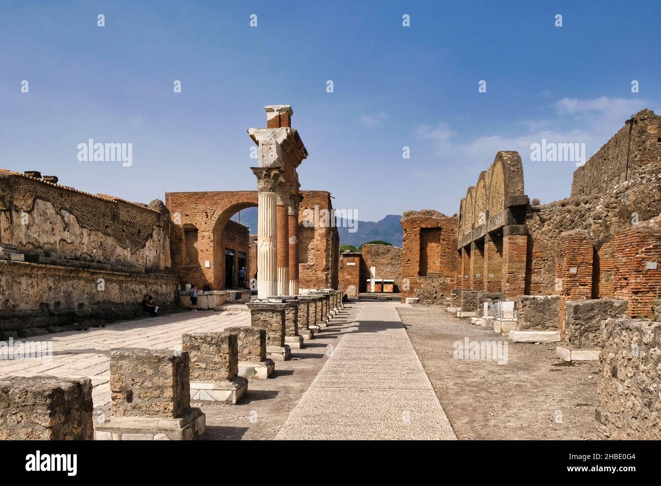 Forum de Pompéi détruit par l'éruption du volcan Vésuve, vue du forum et du temple de Jupiter avec le Vésuve en arrière-plan Banque D'Images