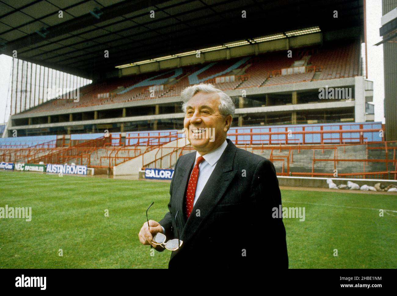 Doug Ellis, président du club de football Aston Villa à Villa Park décembre 1989 Banque D'Images