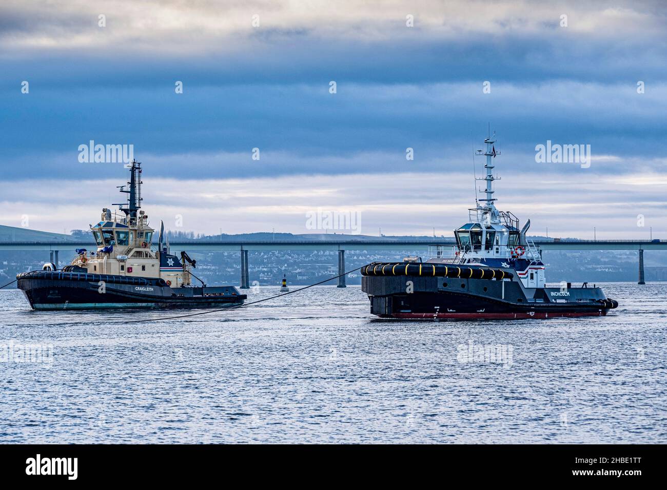 Plate-forme pétrolière remorquée en mer par remorqueurs Banque D'Images