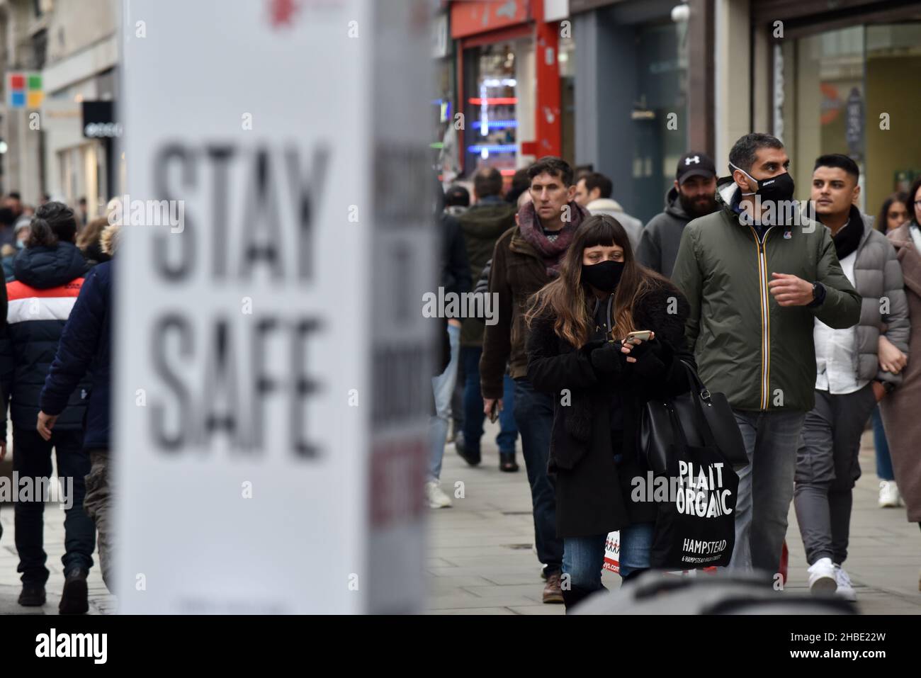 Oxford Street, Londres, Royaume-Uni.19th décembre 2021.Les gens magasinent à Noël dans le West End de Londres.Crédit : Matthew Chattle/Alay Live News Banque D'Images