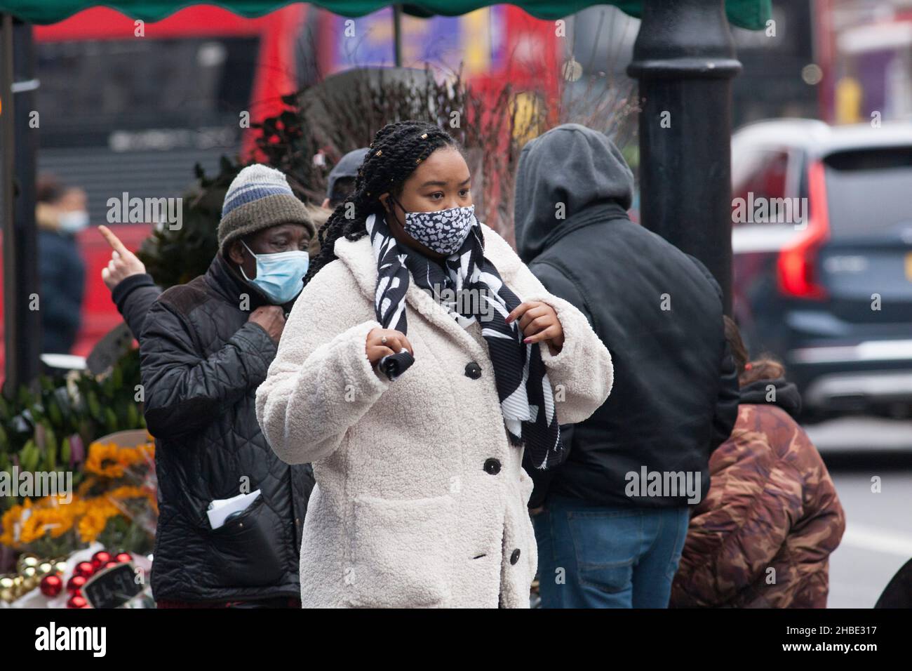 Londres, Royaume-Uni, 19 décembre 2021 : de nombreux acheteurs à Brixton, dans le sud de Londres, portent des masques faciaux lorsqu'ils font du shopping.Avec un nombre record d'infections à Covid chaque jour et la variante d'omicron endémique à Londres, on spécule sur les nouvelles mesures que le gouvernement pourrait mettre en place, et quand.Anna Watson/Alay Live News Banque D'Images