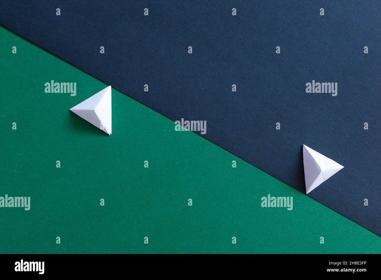Origami géométrique noir et vert arrière-plan divisé Banque D'Images