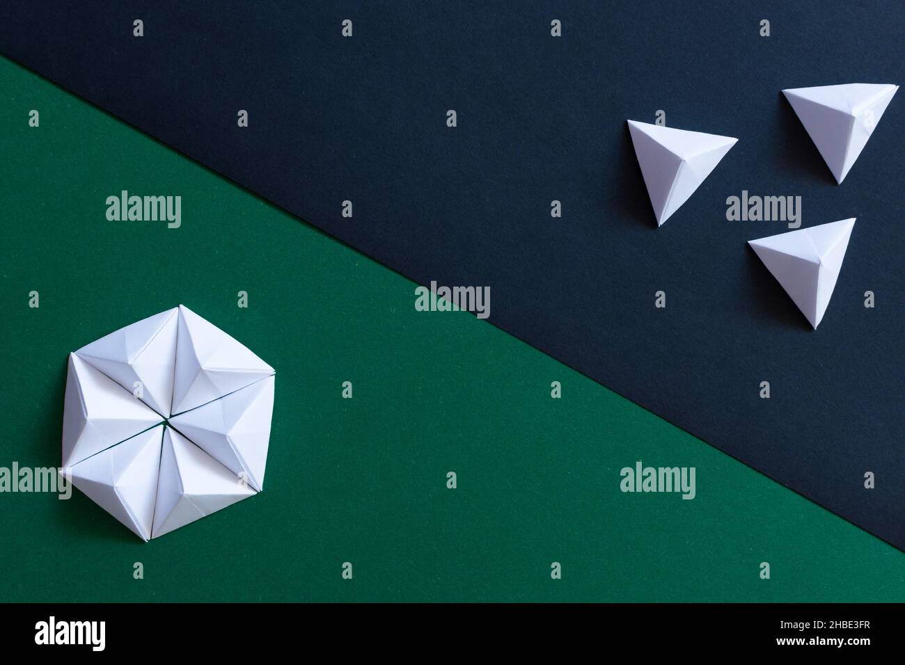 Origami géométrique vert et noir fond.Concept de majorité et de minorité Banque D'Images