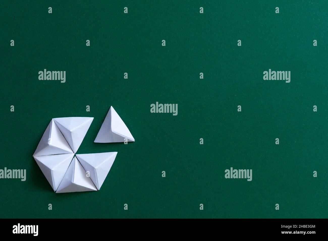 Arrière-plan origami blanc et vert.Concept de pensée différent Banque D'Images