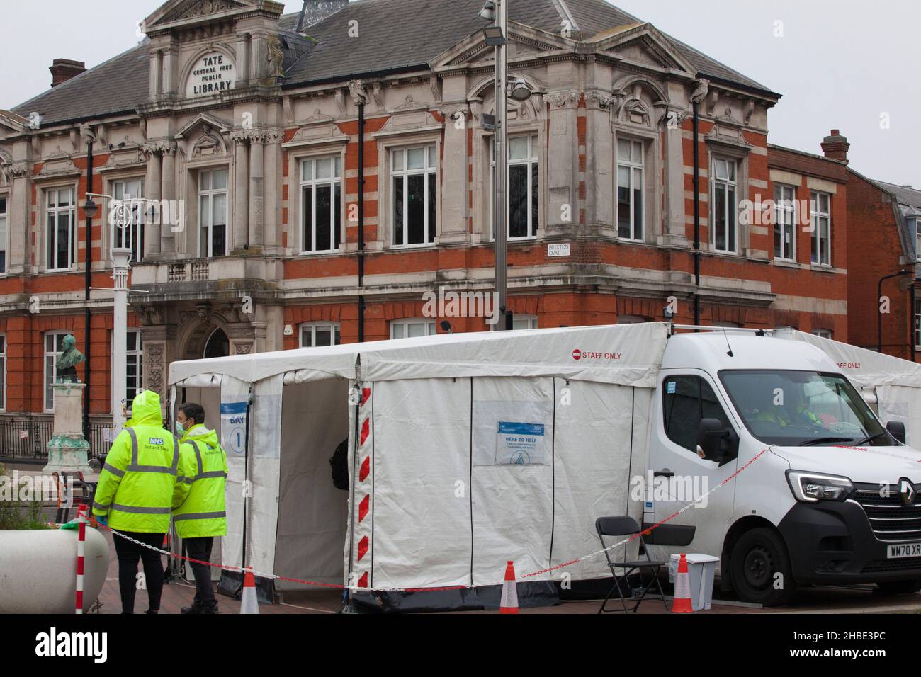 Londres, Royaume-Uni, 19 décembre 2021 : un site de test de covid à Windrush Square, Brixton.Londres voit une augmentation exponentielle des cas de la variante omicron du coronavirus, ce qui accroît la demande de tests PCR.Anna Watson/Alay Live News Banque D'Images