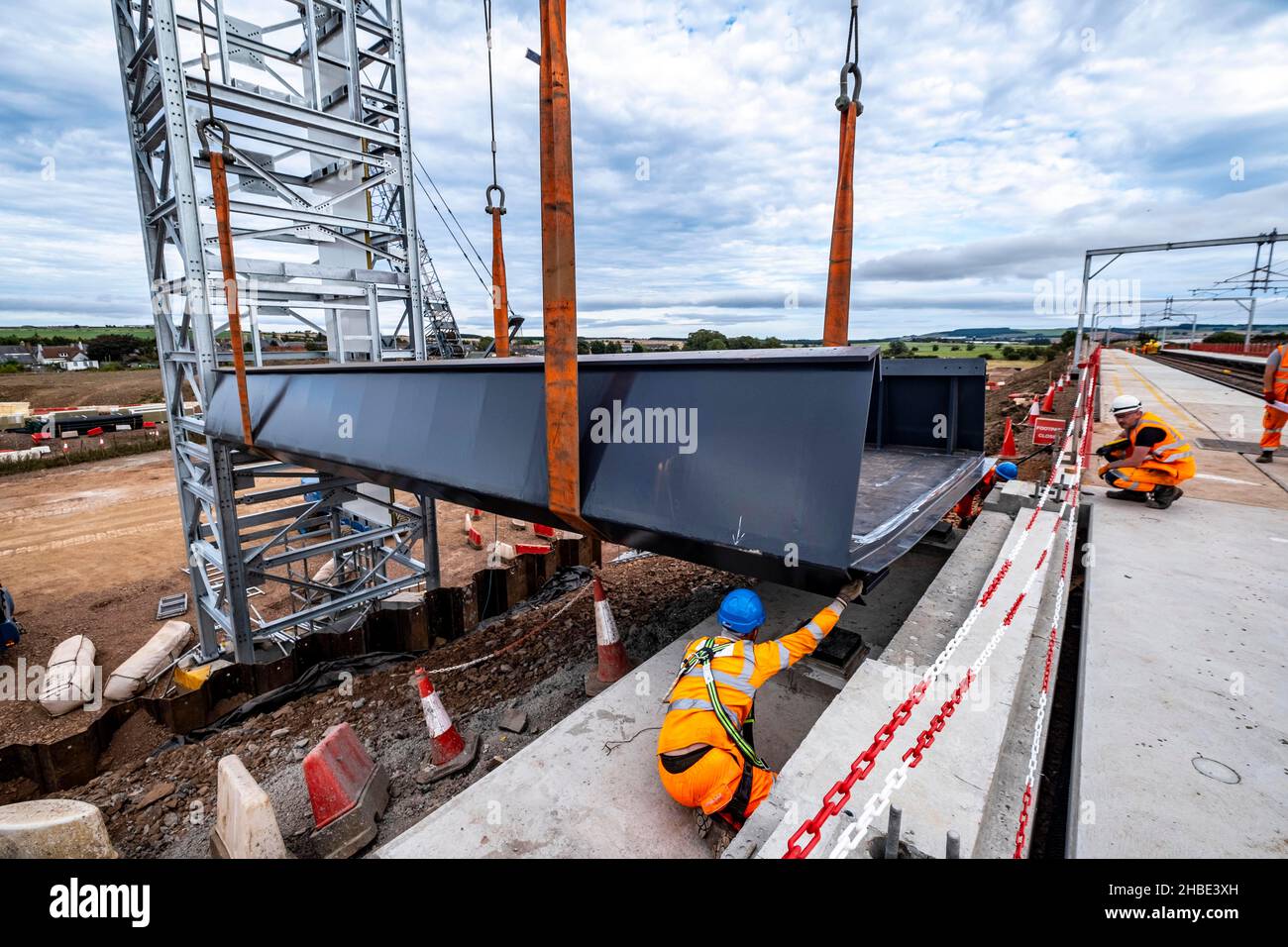 Les cheminots construisent de nouveaux chemins de fer et descendent des ponts Banque D'Images