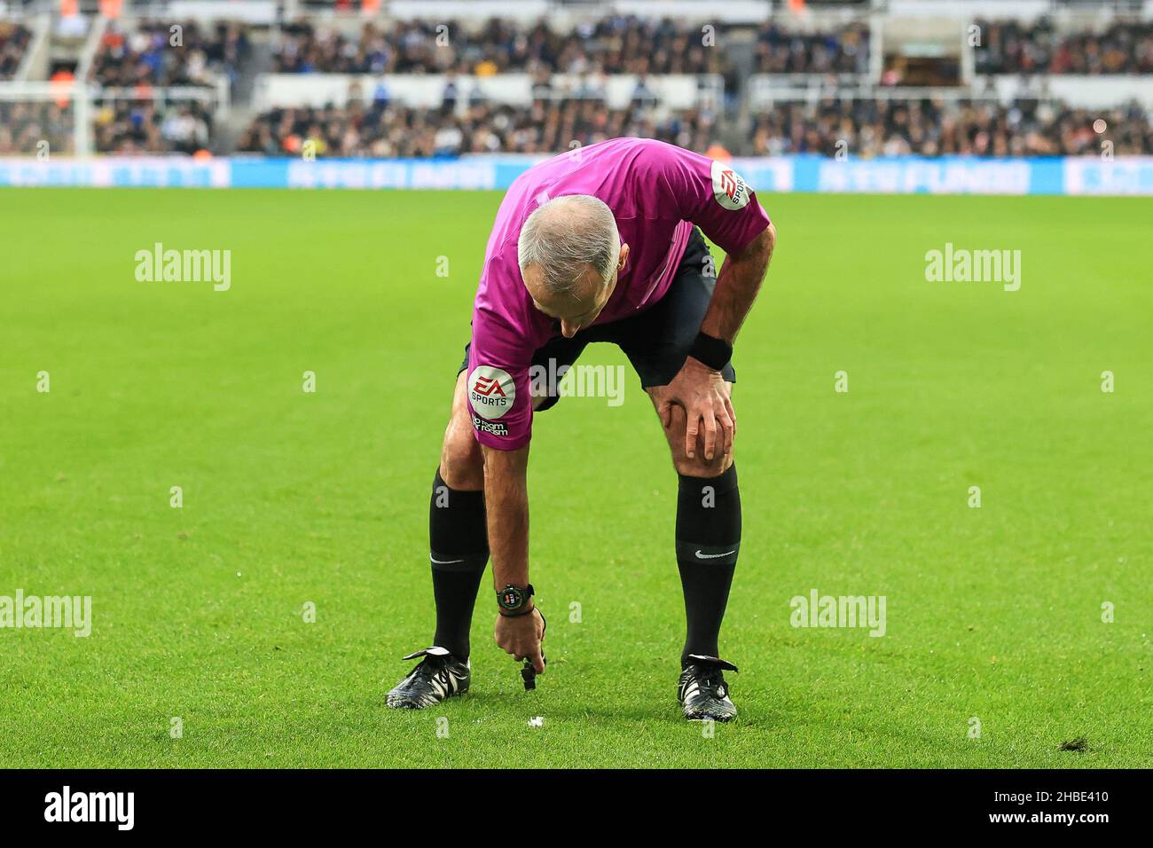 L'arbitre Martin Atkinson marque l'endroit pour un coup de pied gratuit Banque D'Images