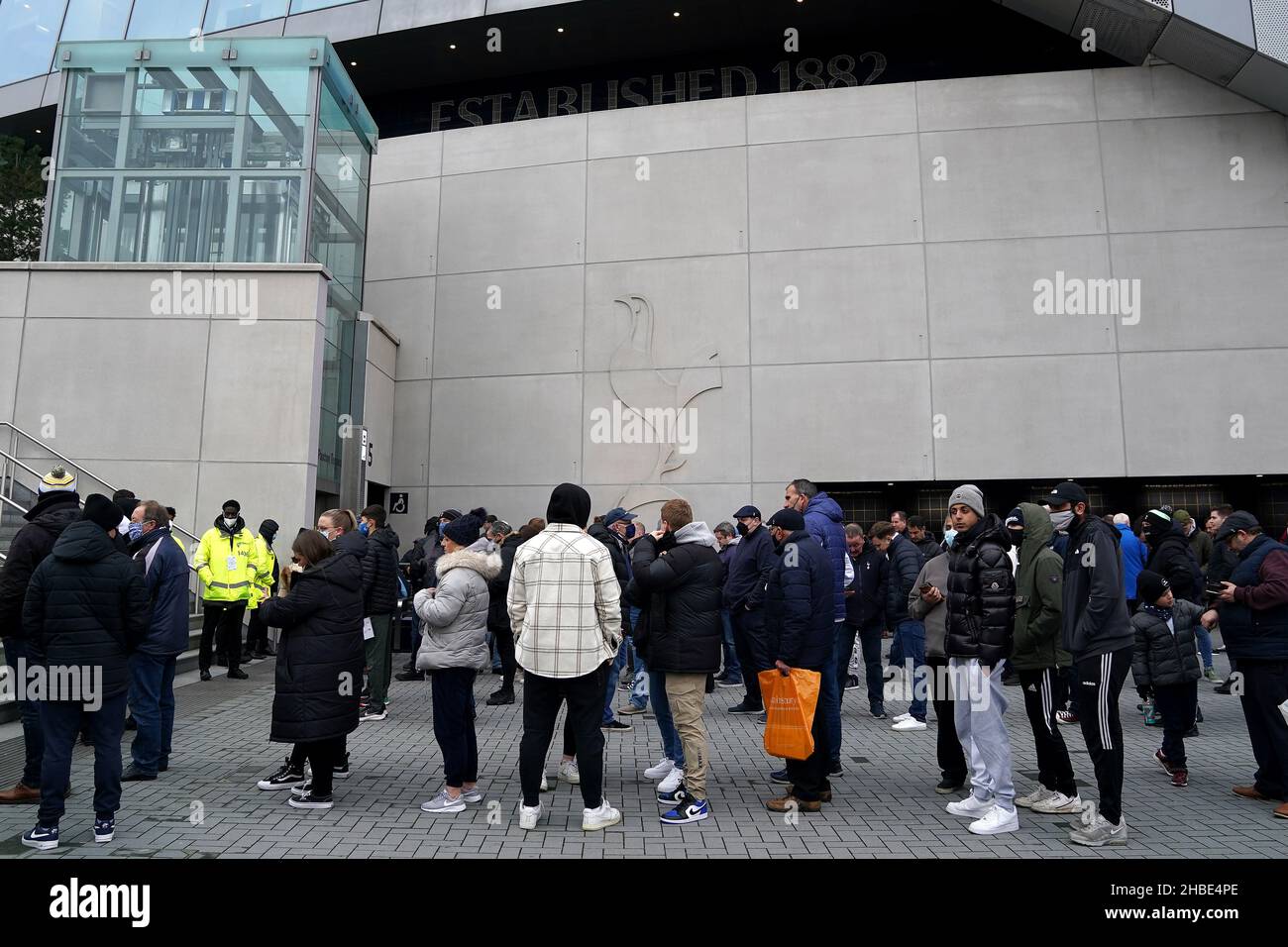 Les fans attendent d'entrer dans le stade avant le match de la Premier League au Tottenham Hotspur Stadium, Londres.Date de la photo: Dimanche 19 décembre 2021. Banque D'Images