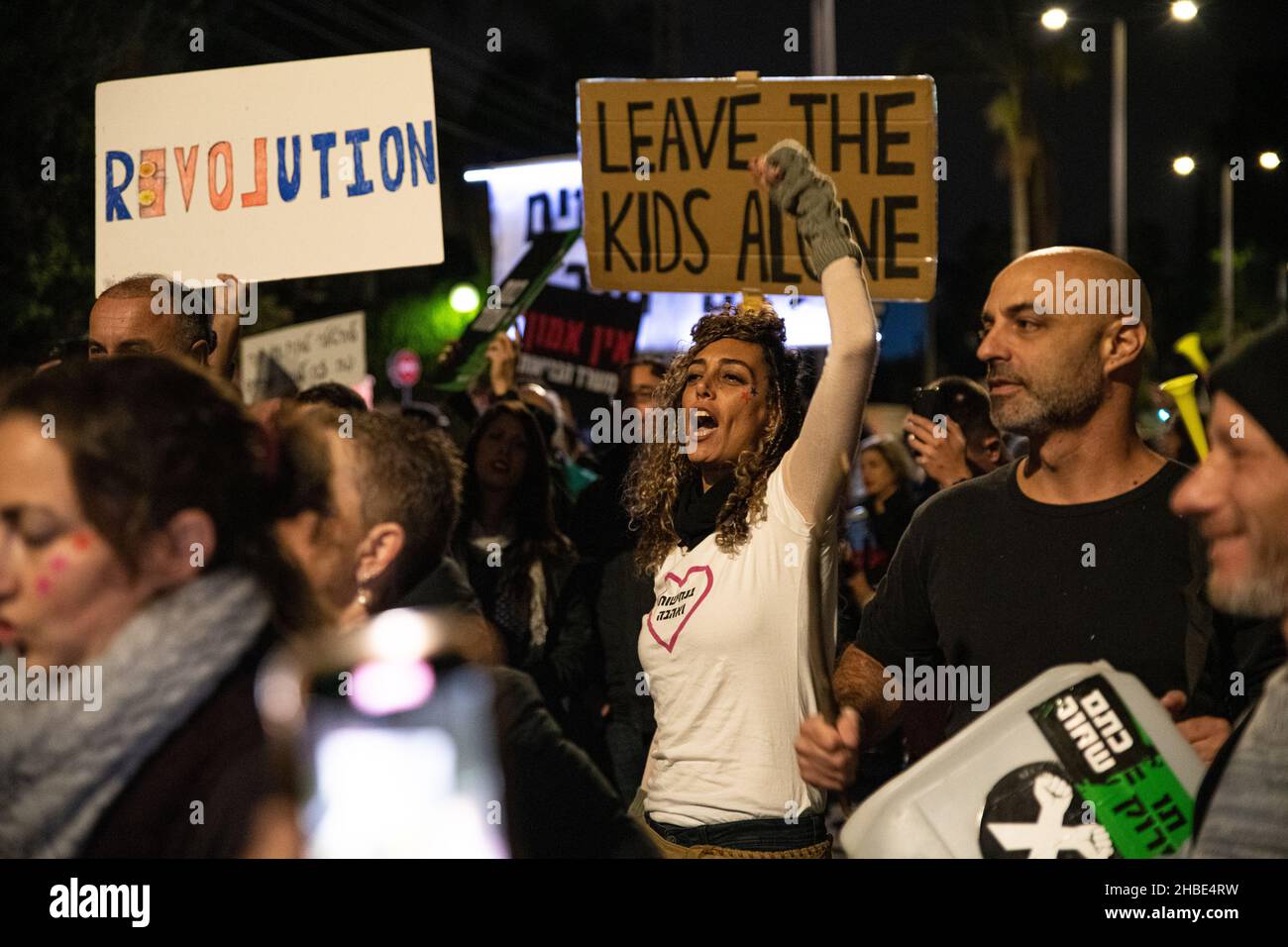 Raánana, Israël.18th décembre 2021.Les manifestants contre les restrictions de Corona et les vaccins pour enfants en Israël avaient fait la démonstration de la résidence voisine du Premier ministre Naftali Benet à Raanana, à la suite des dernières restrictions.La police avait bloqué les manifestants, les empêchant de sortir pour une marche - en utilisant des cavaliers qui ont fouetté la foule qui a secoué un véhicule de police .Finalement, les manifestants avaient réussi à bloquer un carrefour à proximité, sur une route principale israélienne, tandis que la police utilisait des canons à eau pour reprendre le contrôle de l'intersection.Raánana, Israël.18th décembre 2021.(Matan Golan/Alay Live ne Banque D'Images