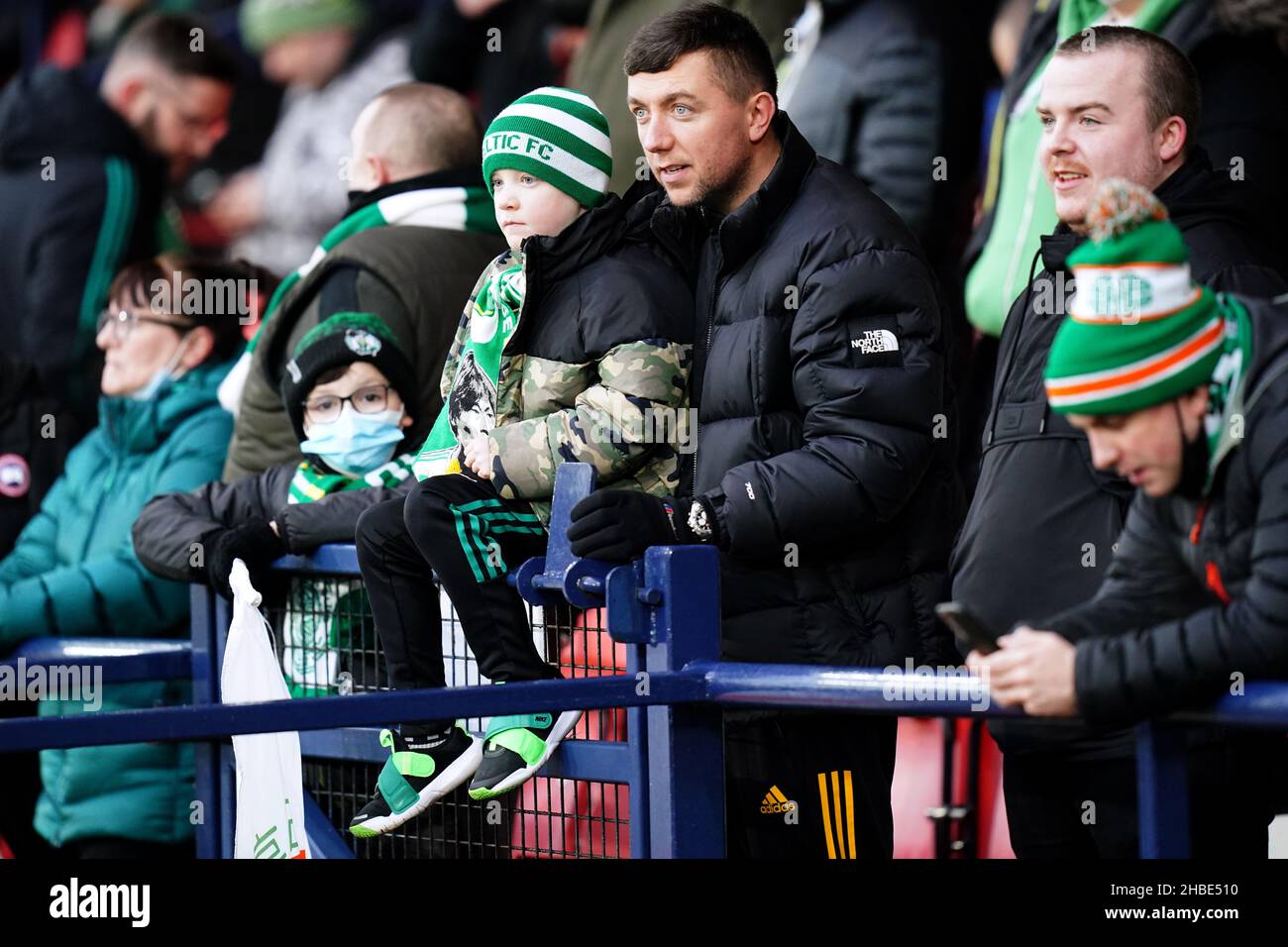 Les fans celtiques dans les stands devant la finale de la coupe des sports Premier à Hampden Park, Glasgow.Date de la photo: Dimanche 19 décembre 2021. Banque D'Images