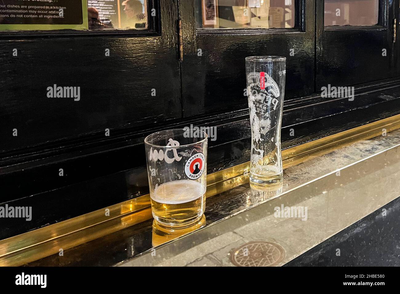 Londres, Royaume-Uni.08th décembre 2021.8 décembre 2021.Des verres vides sont à l'extérieur d'un pub à Londres.Selon la British Beer & Pub Association, près d'un pub sur quatre a fermé ses portes depuis 2000 et selon les informations publiées par les médias, le Royaume-Uni a perdu plus de 3 000 pubs et bars depuis le début de la pandémie de COVID en mars 2020.(Photo de Samuel Rigelhaupt/Sipa USA) crédit: SIPA USA/Alay Live News Banque D'Images