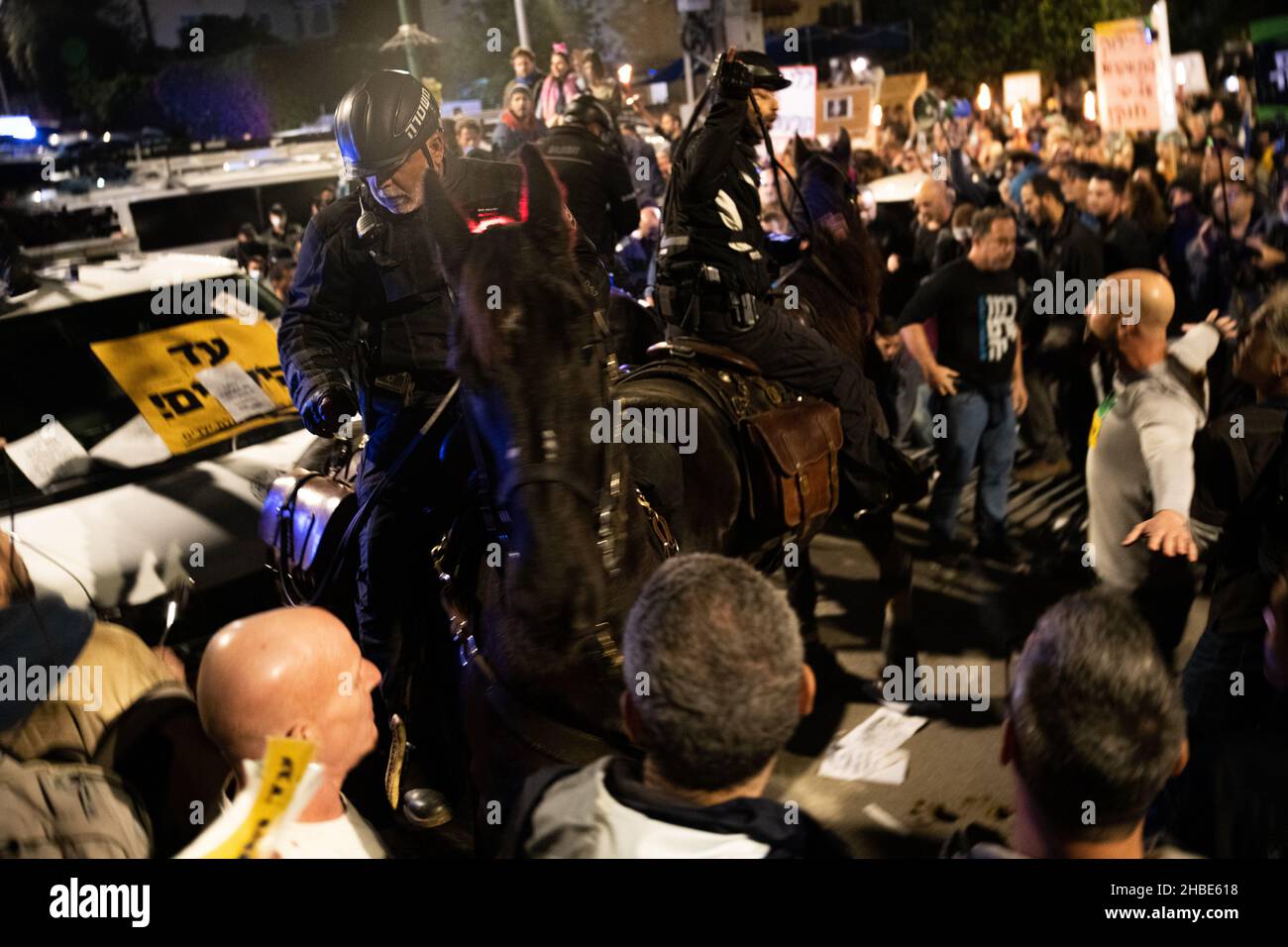 Raánana, Israël.18th décembre 2021.Les manifestants contre les restrictions de Corona et les vaccins pour enfants en Israël avaient fait la démonstration de la résidence voisine du Premier ministre Naftali Benet à Raanana, à la suite des dernières restrictions.La police avait bloqué les manifestants, les empêchant de sortir pour une marche - en utilisant des cavaliers qui ont fouetté la foule qui a secoué un véhicule de police .Finalement, les manifestants avaient réussi à bloquer un carrefour à proximité, sur une route principale israélienne, tandis que la police utilisait des canons à eau pour reprendre le contrôle de l'intersection.Raánana, Israël.18th décembre 2021.(Matan Golan/Alay Live ne Banque D'Images