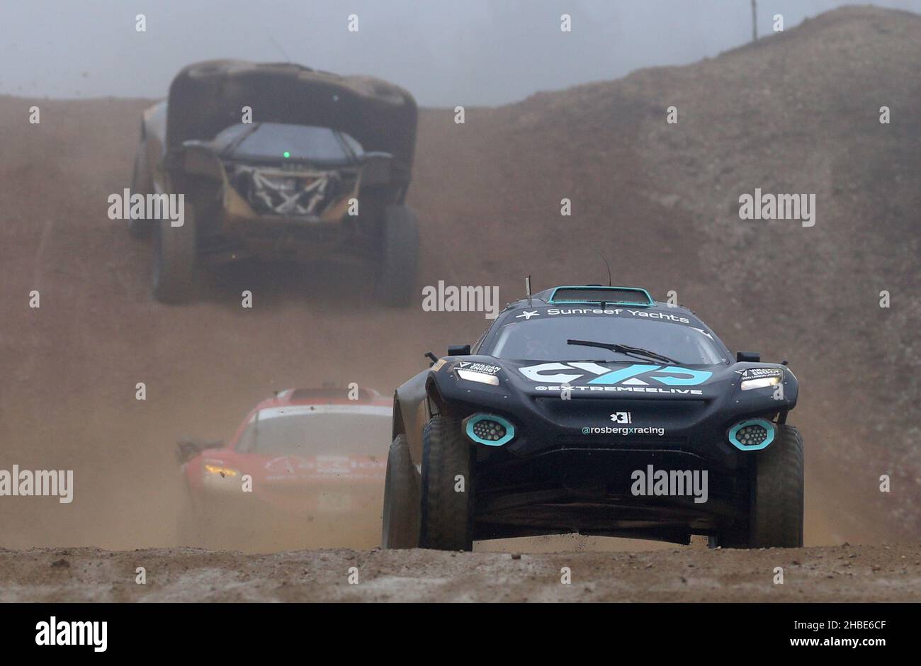 Johan Kristoffersson, pilote de Rosberg X Racing (à droite) et Carlos Sainz XE, pilote de l'équipe Acciona Sainz (au milieu), et Mattias Ekstrom, pilote ABT Cupra XE, lors de l'Extreme in semi final 2 à Bovington, Dorset.Date de la photo: Dimanche 19 décembre 2021. Banque D'Images