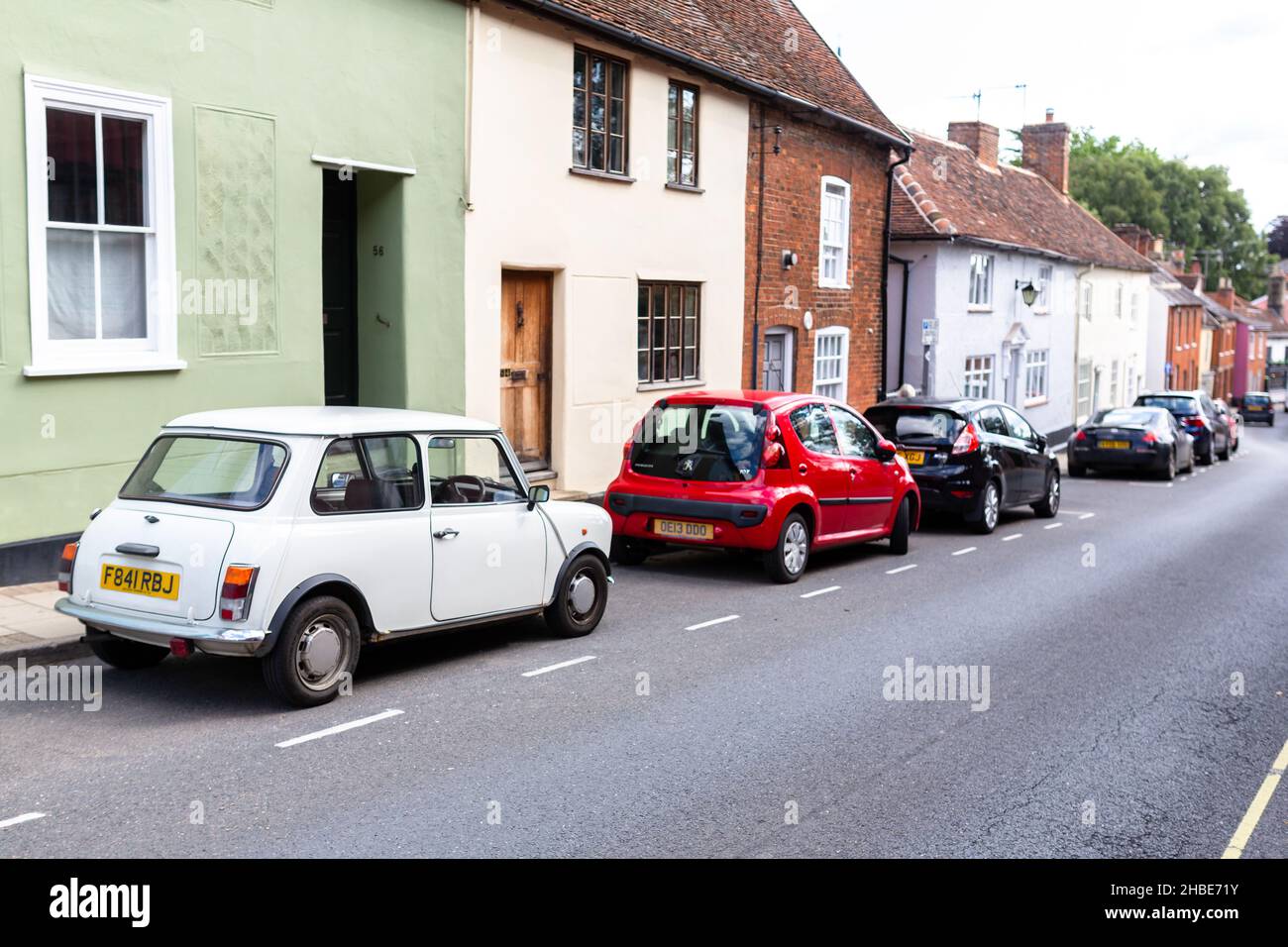 Woodbridge Suffolk UK août 02 2021: Un classique 1989 Austin Mini 1000 City E garés sur une rue de ville animée Banque D'Images