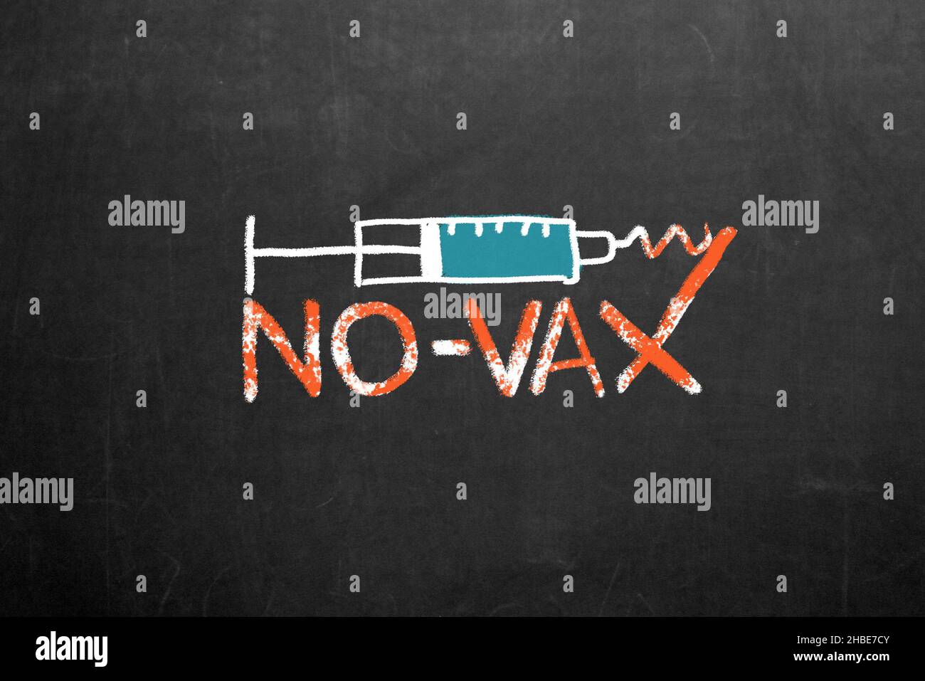 Covid-19 anti VAX.Symbole anti-vaccination.Aucun mouvement VAX.Une seringue heurte et se casse contre le no-vax.Déni, blâme. Banque D'Images