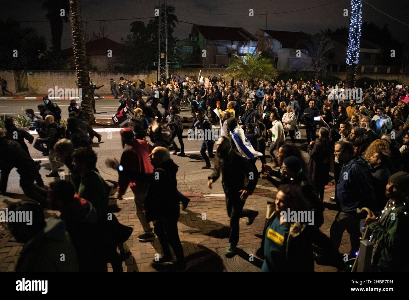 Des manifestants se sont rassemblés autour de la résidence du Premier ministre Naftali Benet pour protester contre les restrictions de Covid-19 et la vaccination des enfants à Ra'anana, en Israël, le 18 décembre 2021. Banque D'Images