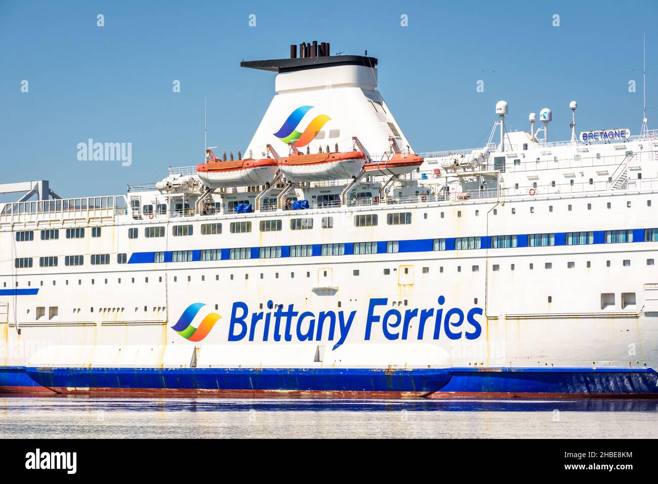 Vue rapprochée du bord du ferry 'Bretagne' de la compagnie Brittany Ferries amarrée dans le port du Havre, France. Banque D'Images