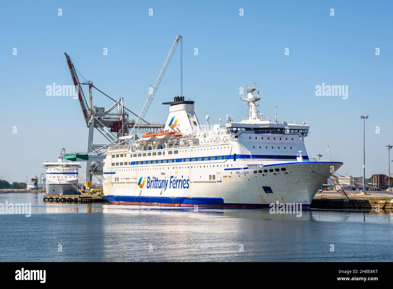 Deux ferries de la compagnie Brittany Ferries amarrés dans le port du Havre. Banque D'Images