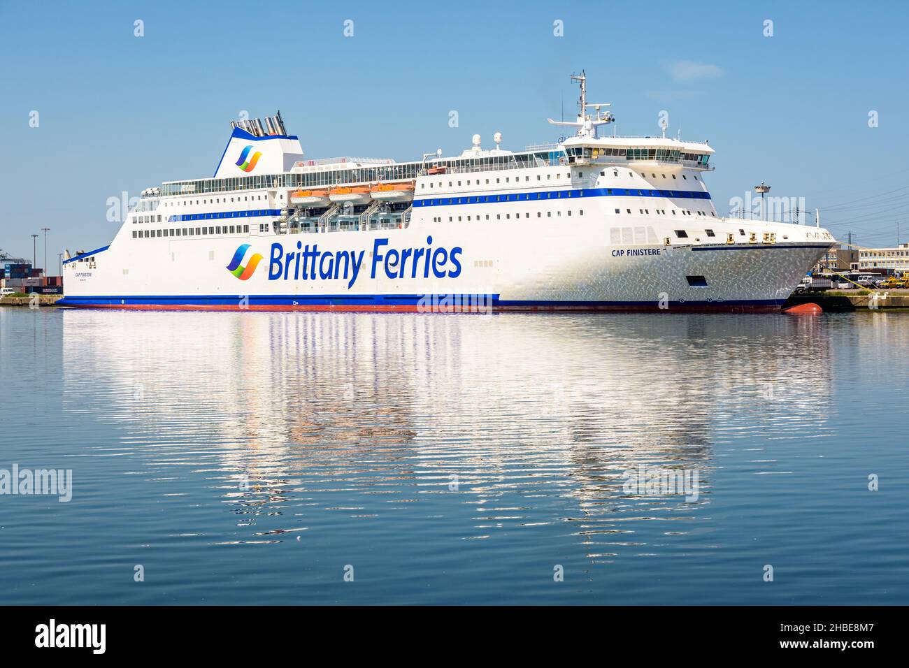 Le ferry 'Cap Finistère' de la compagnie Brittany Ferries amarré dans le port du Havre. Banque D'Images