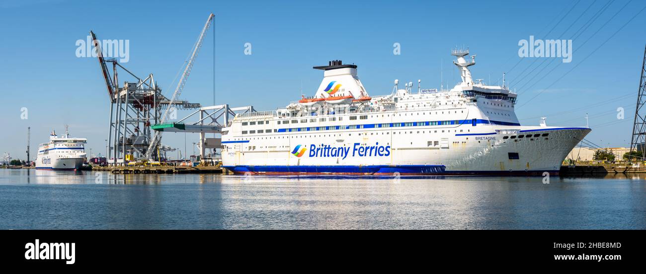 Deux ferries de la compagnie Brittany Ferries amarrés dans le port du Havre. Banque D'Images